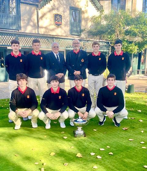 Alberto Baños, primero por la izquierda en la fila superior, posa con el equipo español campeón en Francia