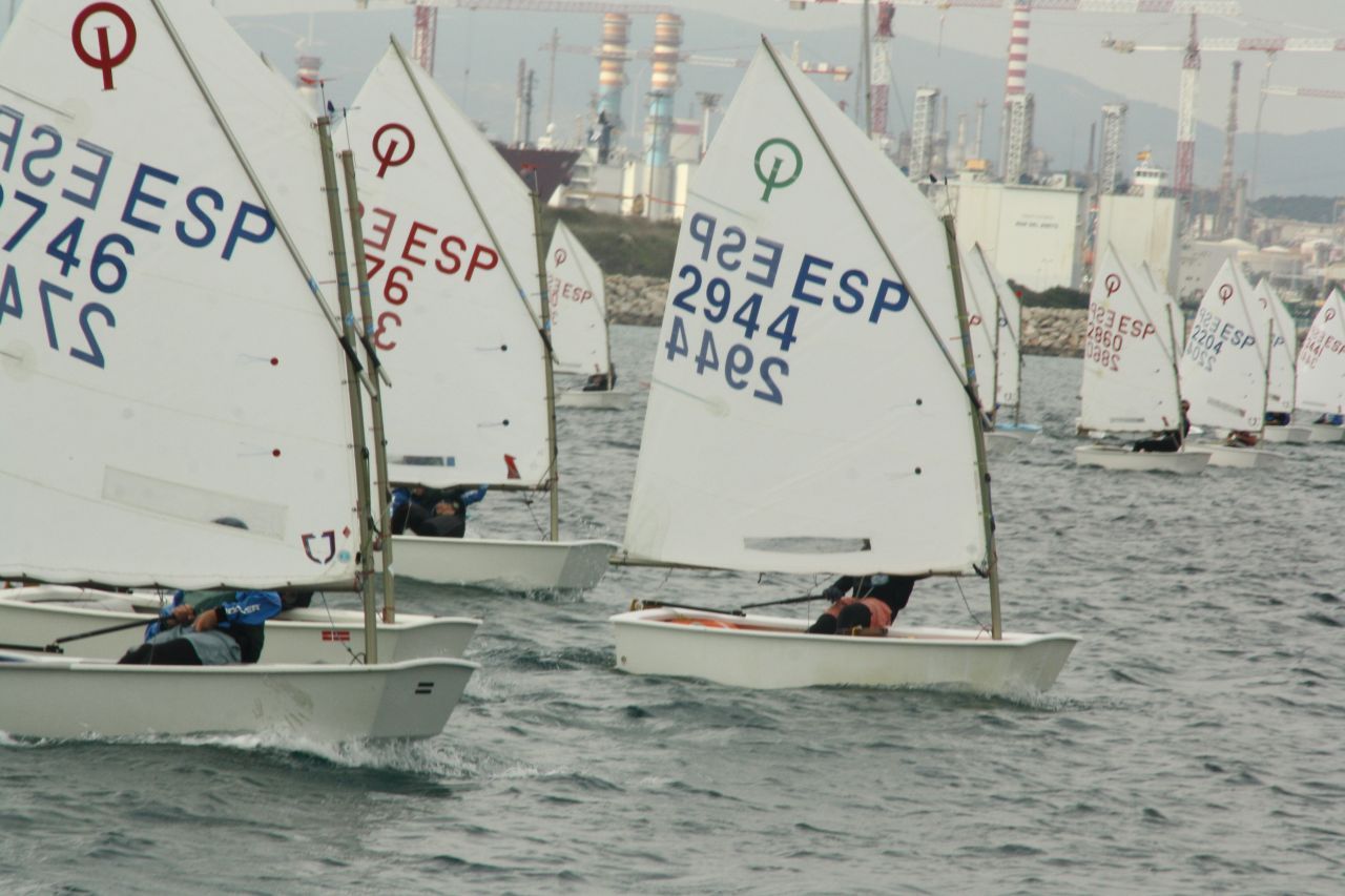 Paula Cabrera, del RC Náutico de La Línea, tercera en la cita de la Copa de Andalucía de Optimist