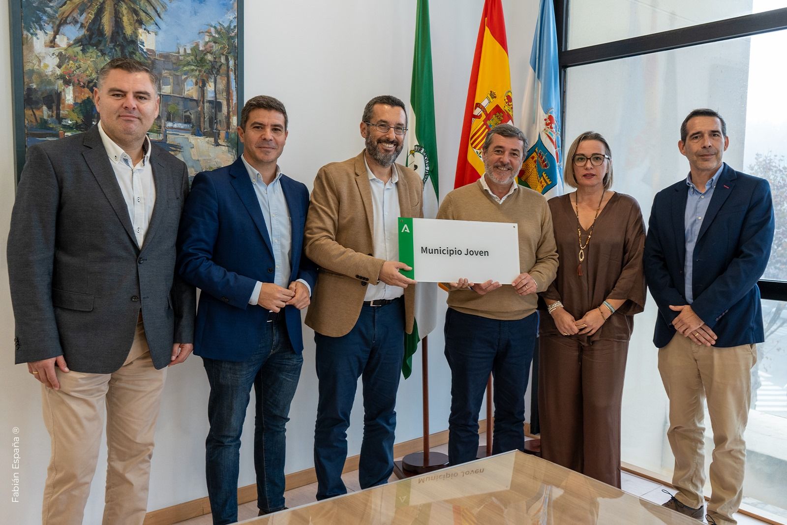 Candón entrega a Franco la placa de 'Municipio Joven'.