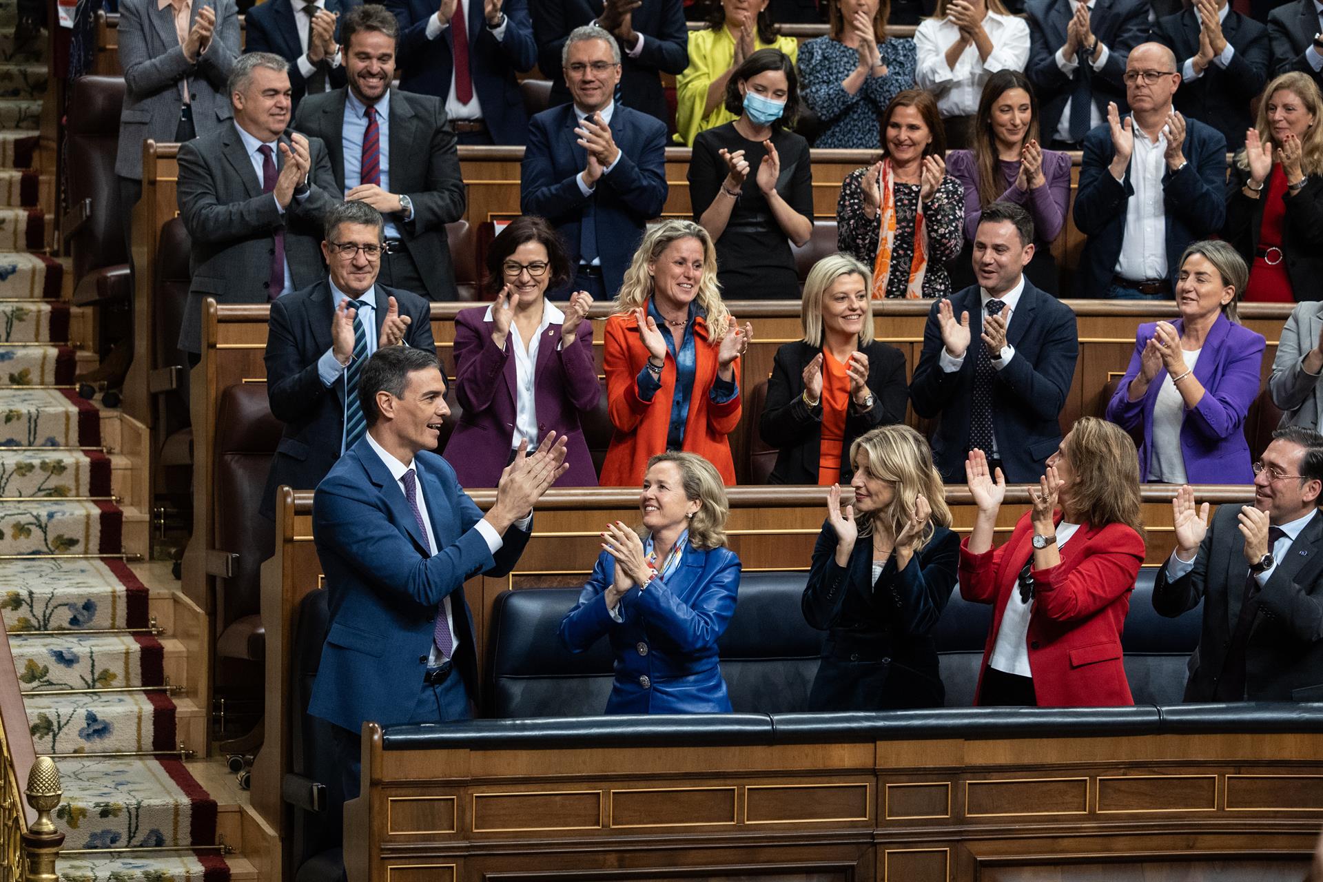 El recién nombrado presidente del Gobierno, Pedro Sánchez, aplaude tras finalizar la segunda sesión del debate de investidura como presidente de Gobierno, en el Congreso, a 16 de noviembre de 2023, en Madrid (España). - Alejandro Martínez Vélez - Europa Press