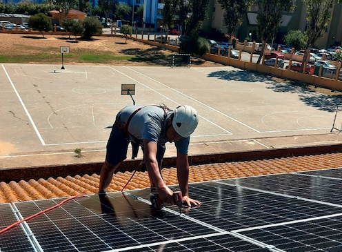 La Línea invierte más de 700.000 euros en paneles fotovoltaicos y luminarias led que reducirán el consumo energético hasta un 50%