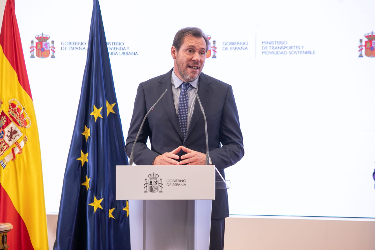 Ministro de Transportes y Movilidad Sostenible, Óscar Puente. Titular: Algeciras recibirá 520 millones de los 1.300 que el Gobierno invertirá en puertos andaluces hasta 2029 Ministro de Transportes y Movilidad Sostenible, Óscar Puente. Titular: Algeciras recibirá 520 millones de los 1.300 que el Gobierno invertirá en puertos andaluces hasta 2029
