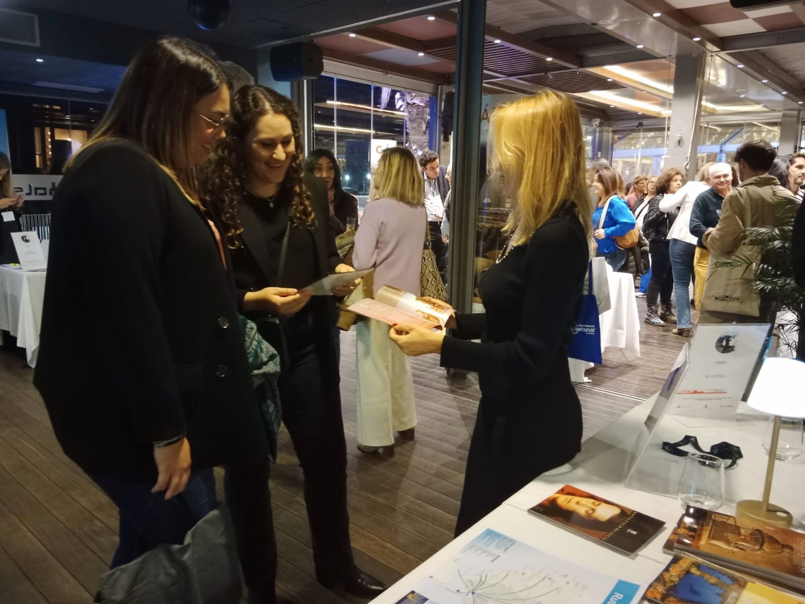 Personal de Turismo de Algeciras atiende a asistentes en las jornadas.