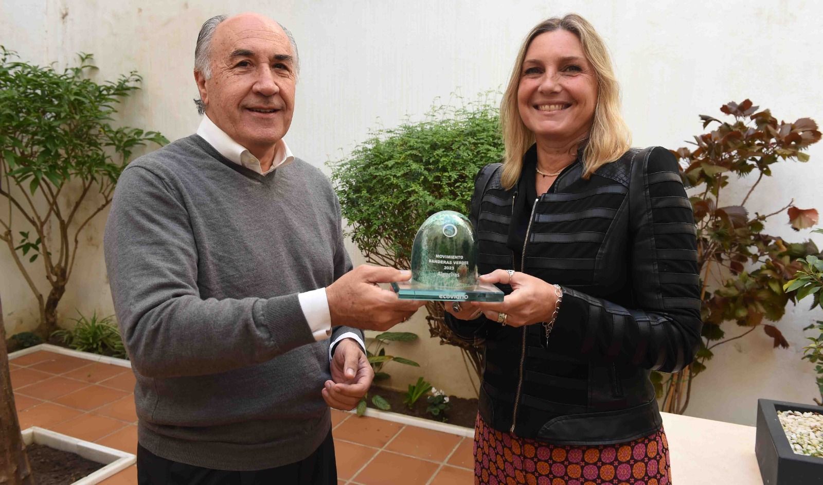 Landaluce y Pérez Custodio con el reconocimiento.