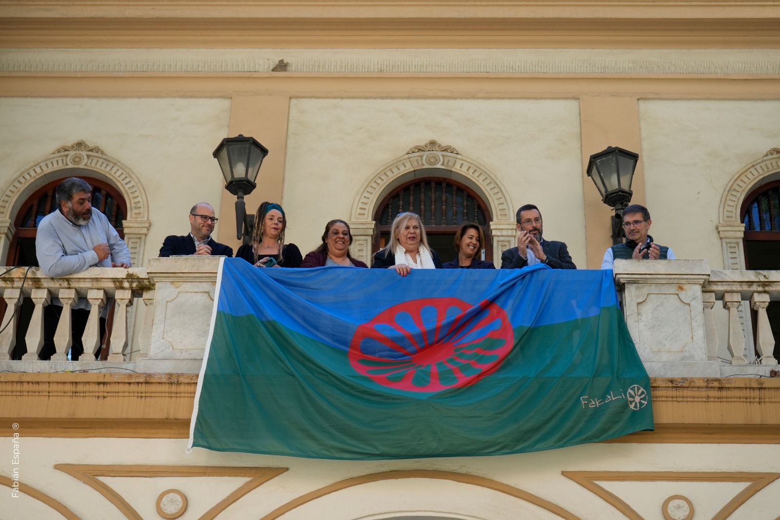 Izada de bandera, manifiesto y reconocimientos, en el Día del Gitano Andaluz en La Línea.