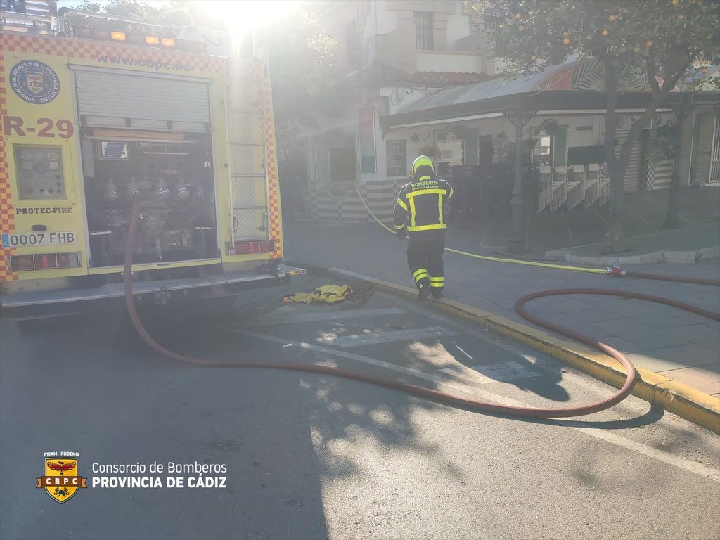 Una intensa humareda en la cafetería Las Palmeras de Los Barrios obliga actuar a los bomberos
