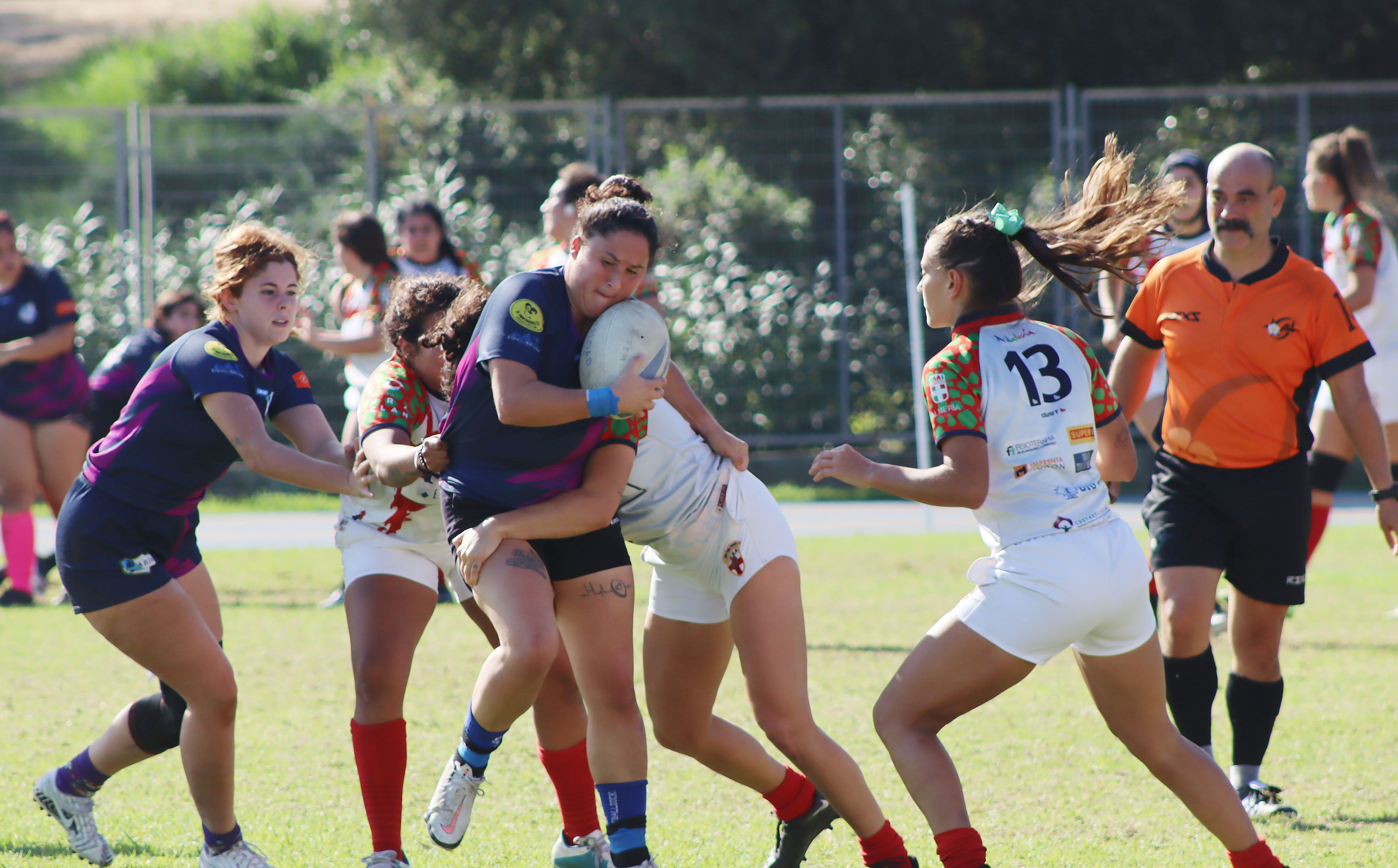 Fátima Rodríguez es placada por una jugadora del Rugby Almería/Foto: Axel S.C.