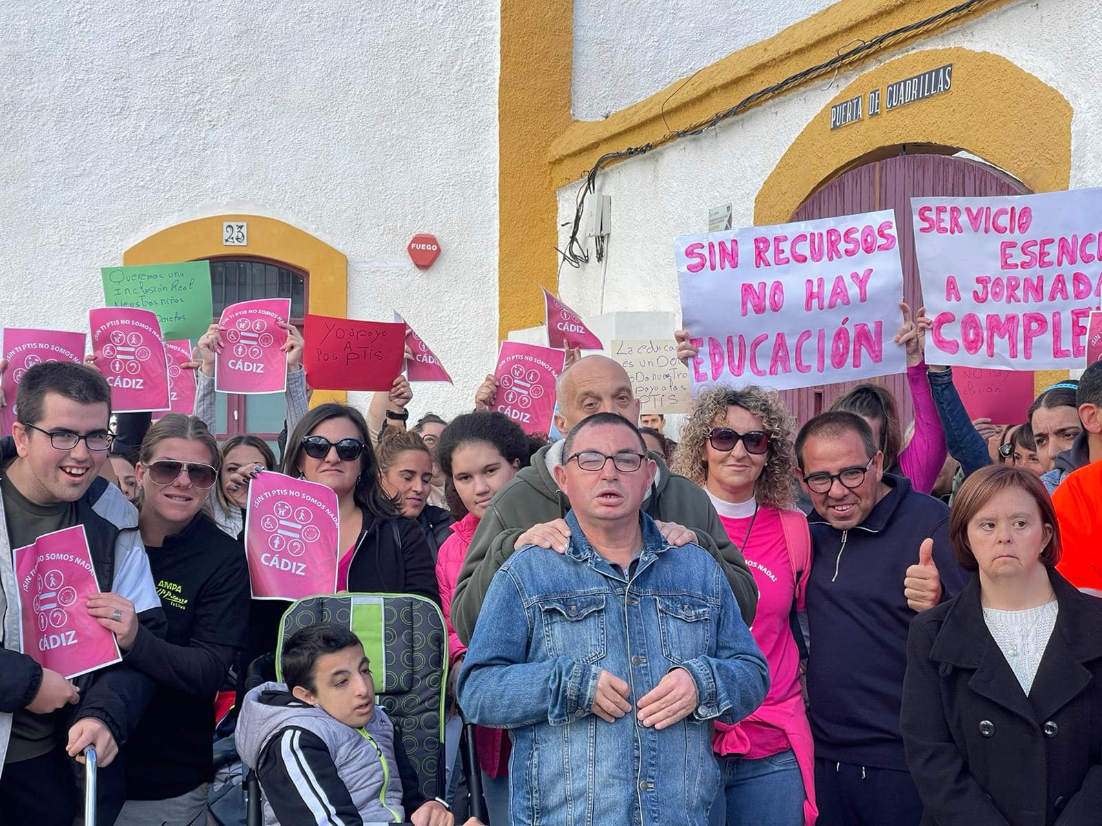 Protesta por la desatención de alumnos con discapacidad ante la falta de PTIS: "No puede estar con el pañal mojado todo el día"
