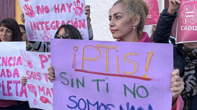 Protesta por la desatención de alumnos con discapacidad ante la falta de PTIS. Protesta por la desatención de alumnos con discapacidad ante la falta de PTIS.