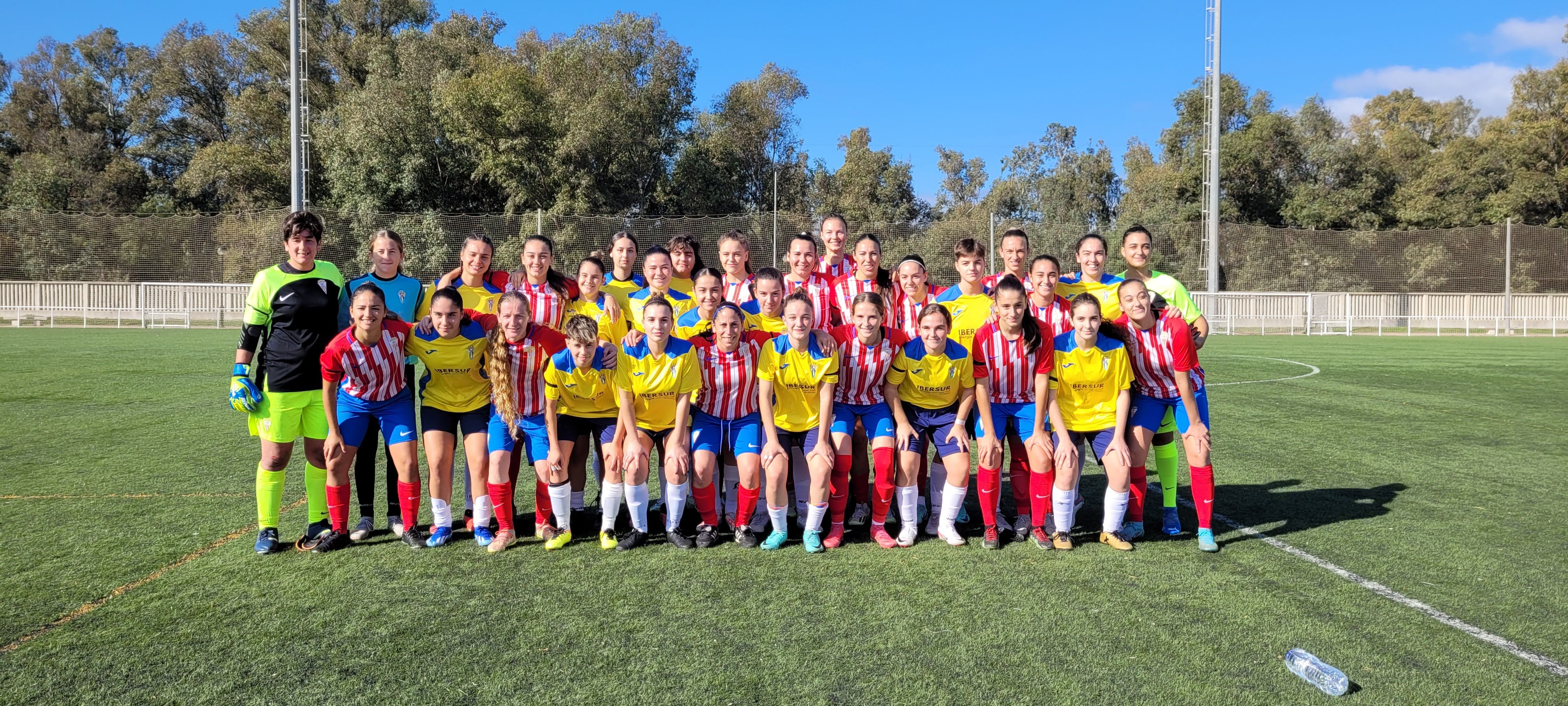 Deportivo Algeciras y Algeciras Club de Fútbol posan en una foto histórica: el primer derbi local senior femenino oficial/Foto: Axel S.C.
