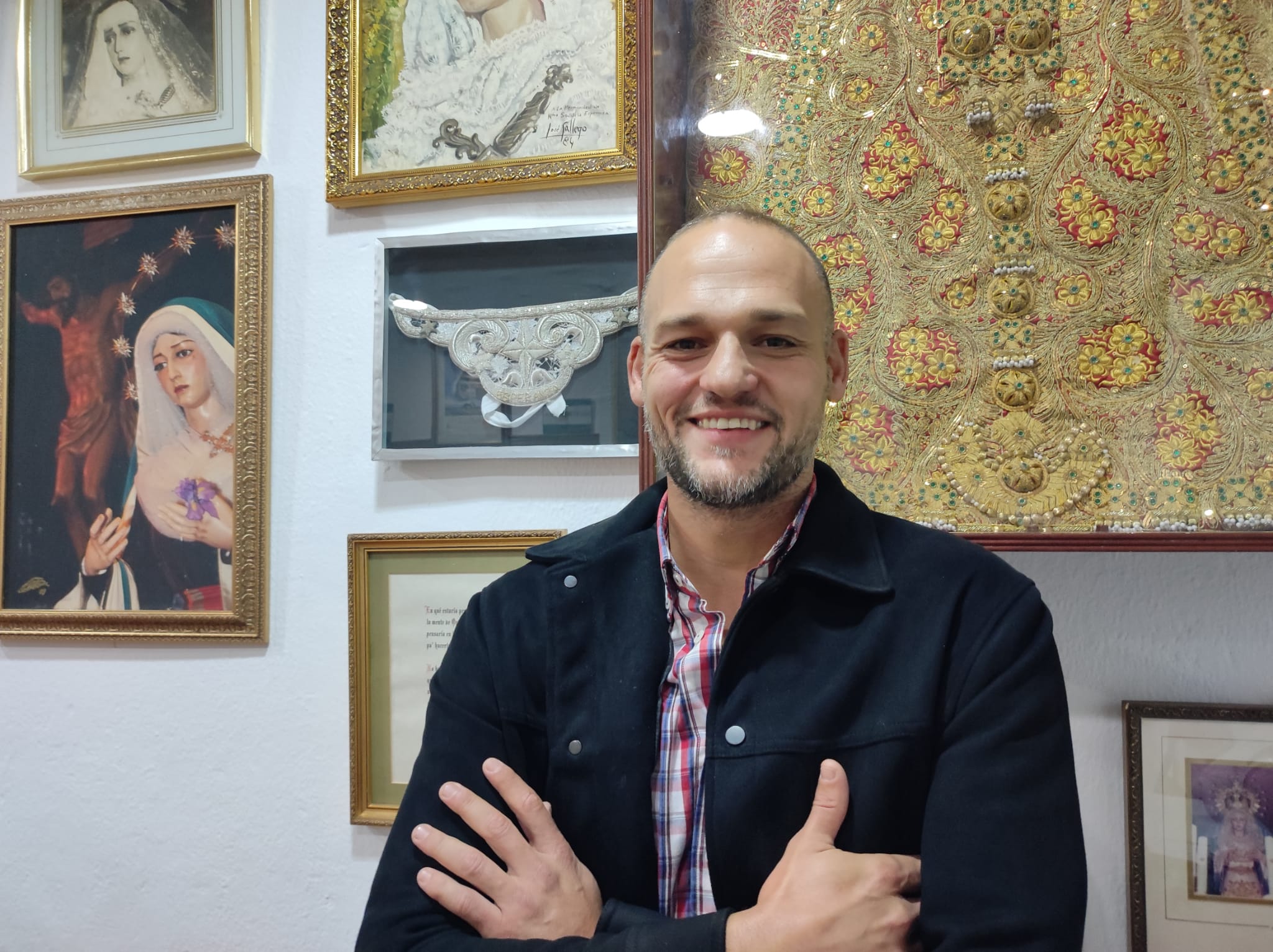La Esperanza volverá a San Bernardo el próximo 16 de diciembre. En esta imagen, el hermano mayor de la hermandad, Juan Gómez, conversa con 8Directo. Foto: S.D. / 8Directo.