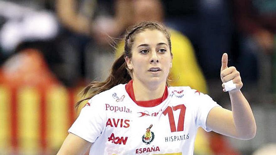 Lleno para ver a la selección femenina de balonmano en Algeciras. La algecireña Jennifer Gutiérrez, con España. 