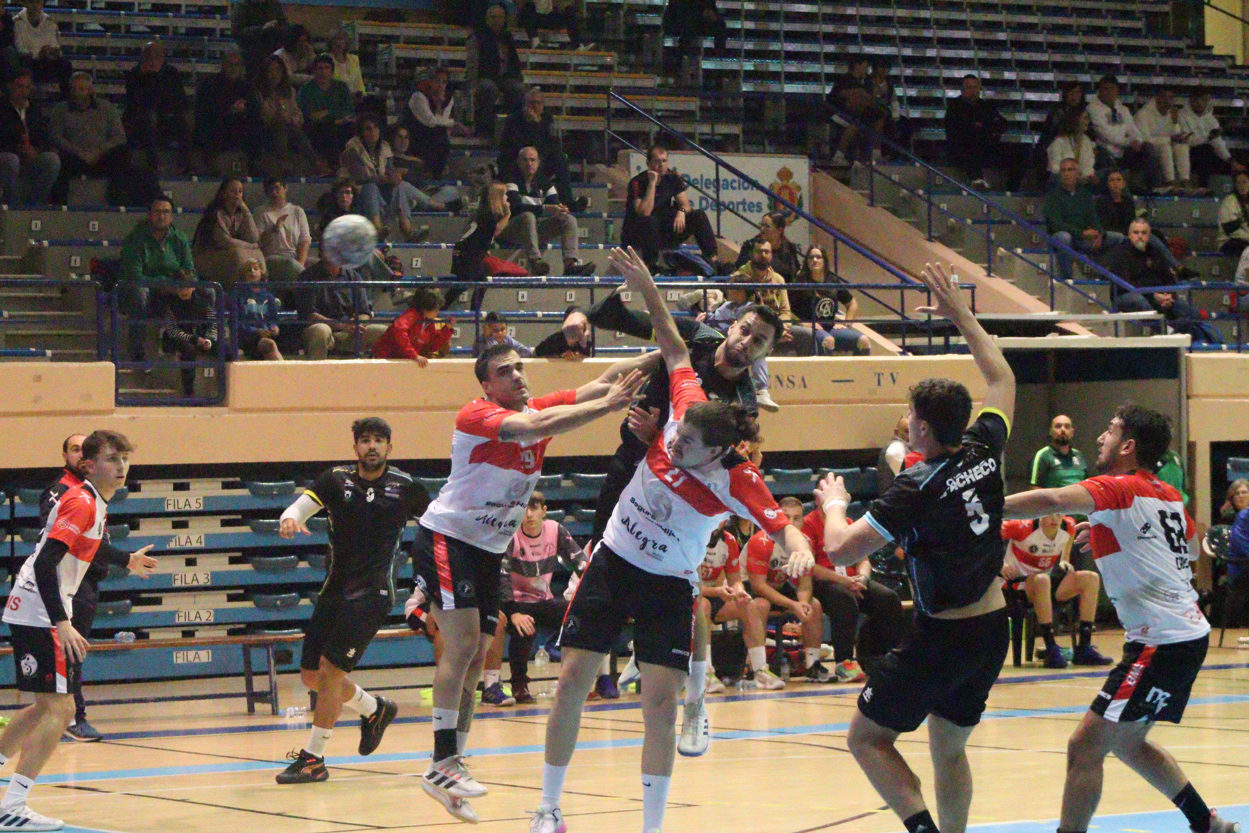 Los chicos del BM Ciudad de Algeciras vuelven a ganar tras cuatro semanas (31-29)