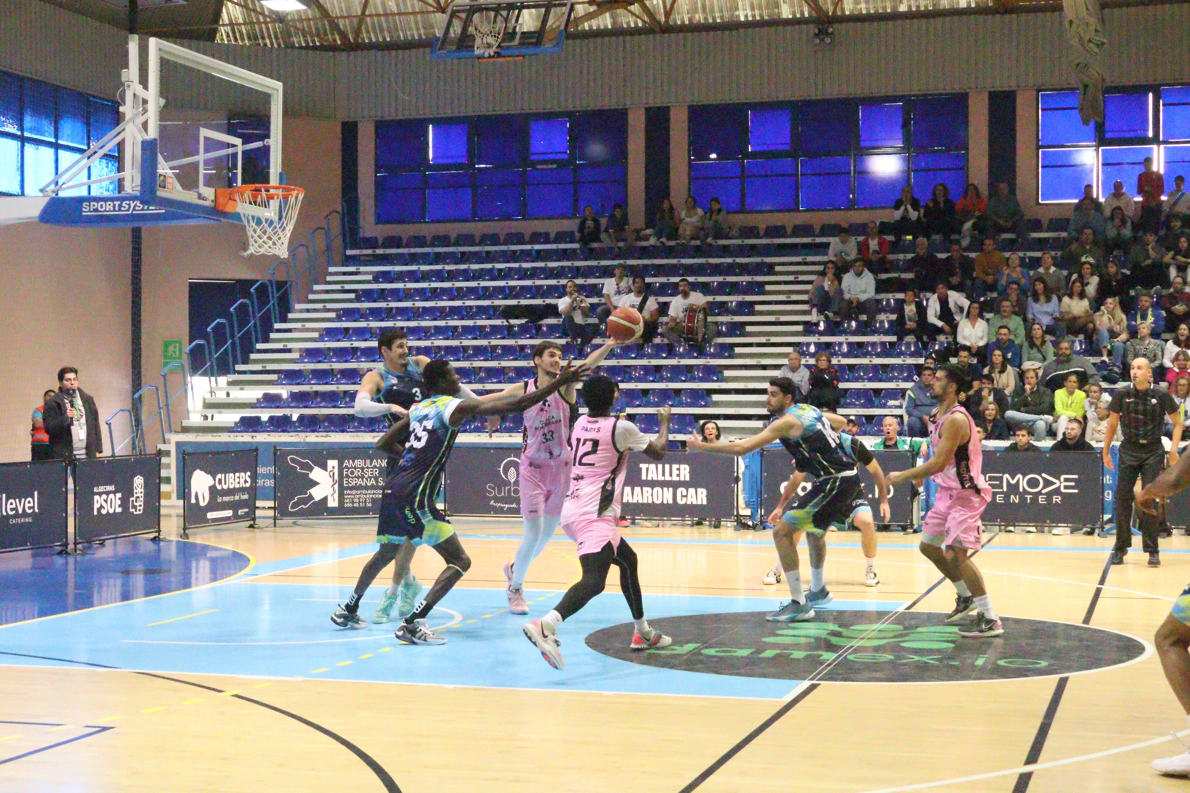 Momento del último rebote que ha dado el triunfo final a Ponferrada ante Damex UDEA en el estreno de 'Miki' Ortega como técnico en casa/Foto: Axel. S.C.