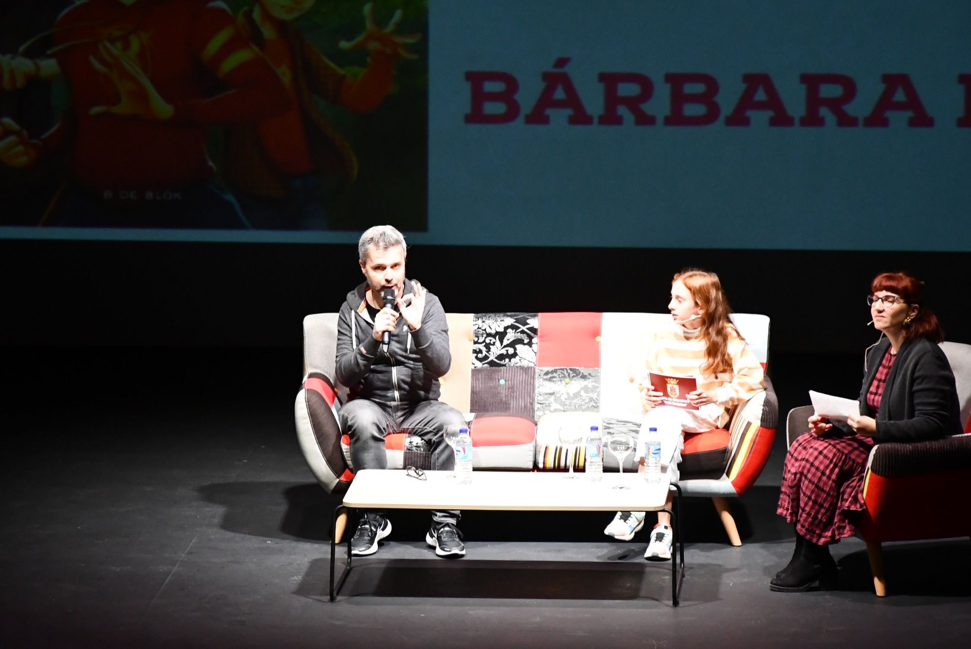 Los jóvenes llenan el Juan Luis Galiardo para aprender de literatura junto a Juan Gómez Jurado