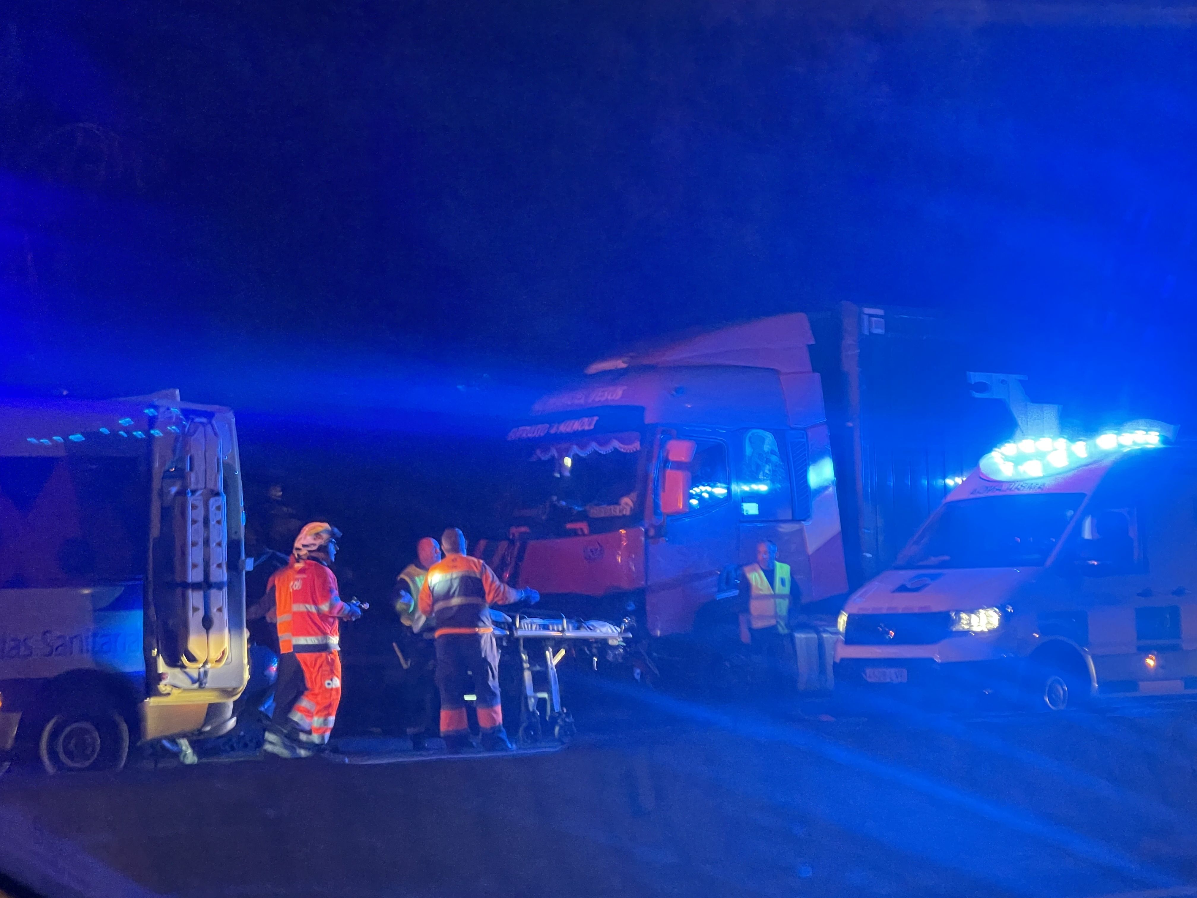 Un importante accidente en la A-7 entre un camión y un turismo deja al menos 3 heridos en la entrada a Algeciras. FOTO: 8DIRECTO