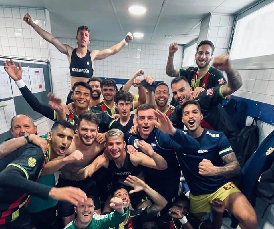 Los jugadores de la UD Los Barrios festejan el triunfo en Montilla