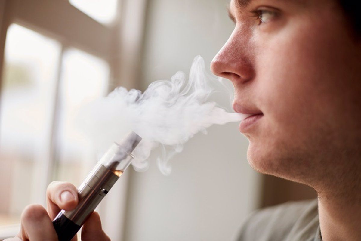 Expertos advierten que la elección del váper como alternativa al cigarro no es una buena opción. Foto: Infosalus.com. GETTY - Archivo. 