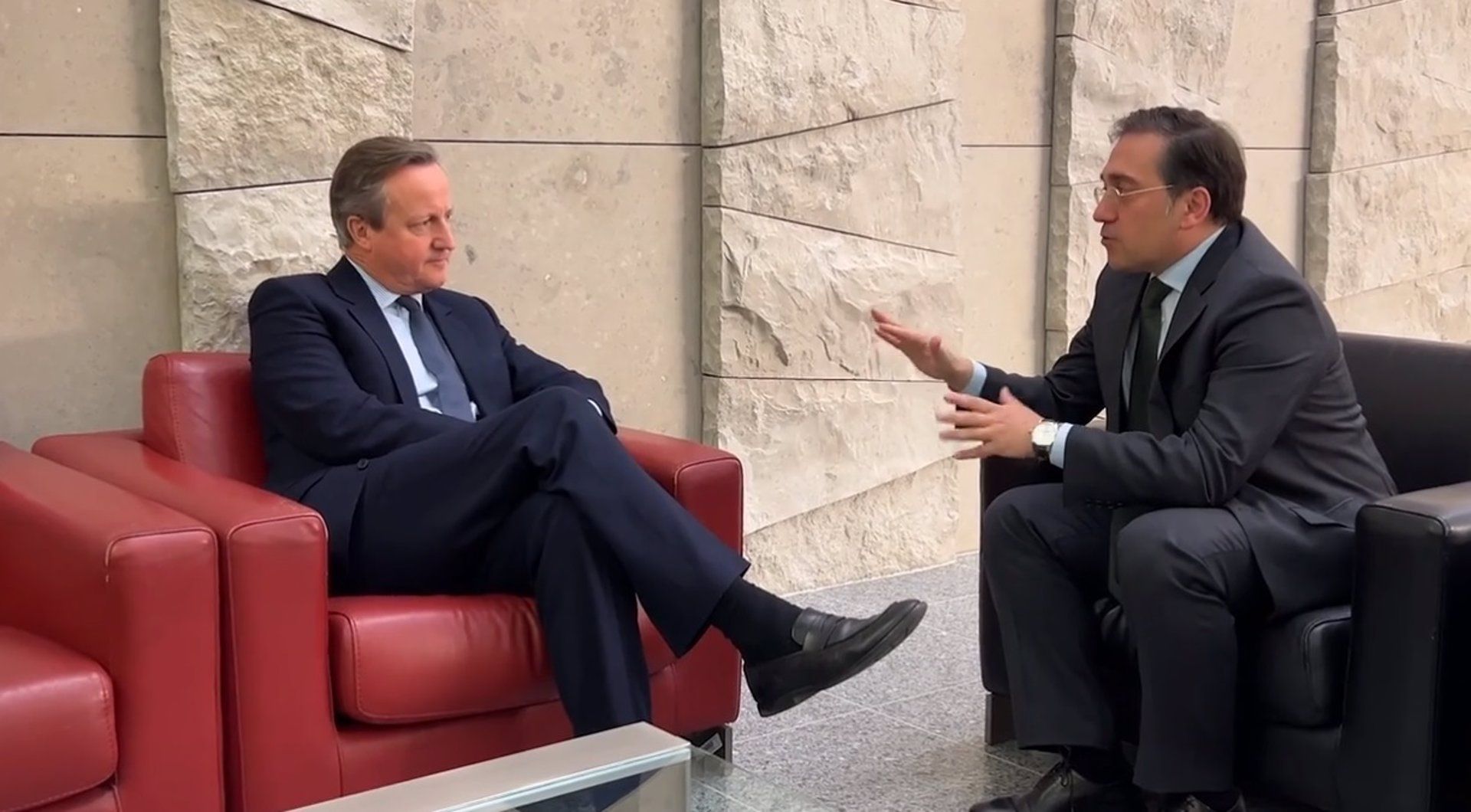El ministro de Asuntos Exteriores, Unión Europea y Cooperación, José Manuel Albares, se reúne con su nuevo homólogo británico, David Cameron, - EXTERIORES