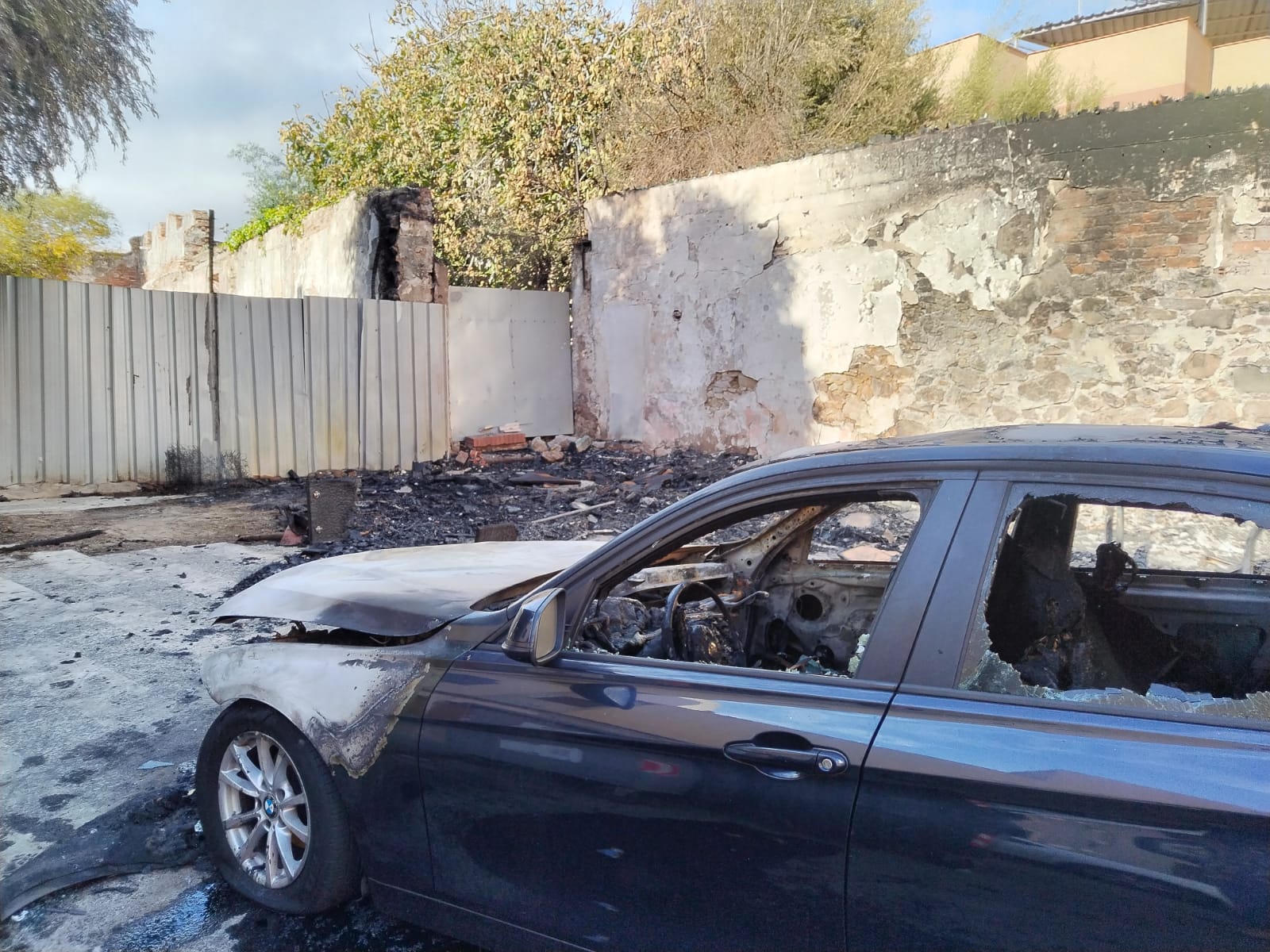 calle Alexander Henderson de Algeciras, donde ocurre el incendio de contenedores. FOTO: M.A.B. / 8DIRECTO