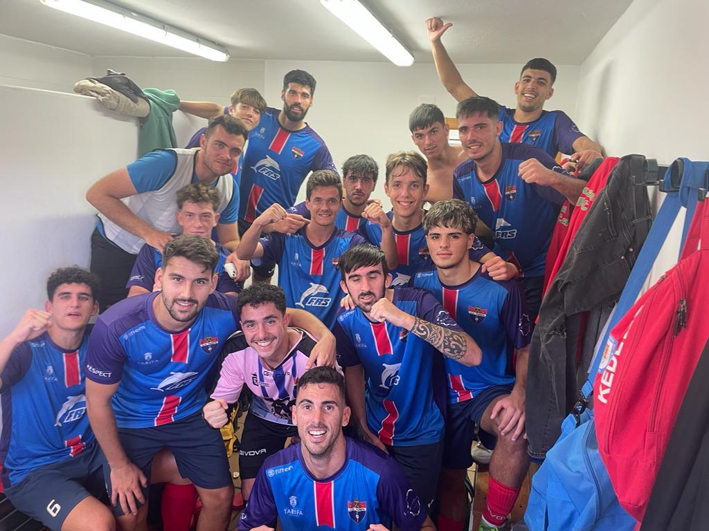 Los jugadores de la UD Tarifa celebran el triunfo sobre el San José del Valle