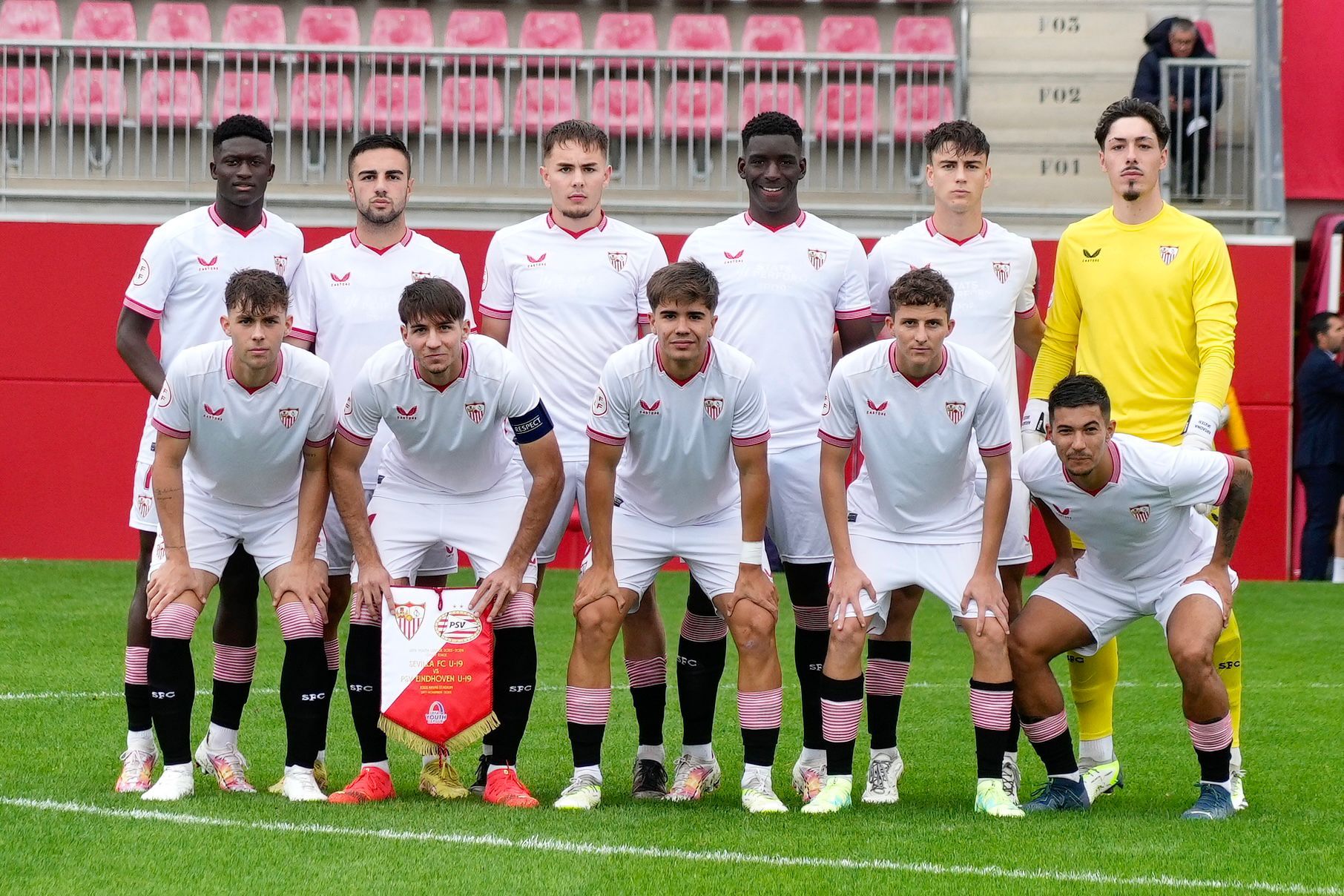 Alberto Collado, capitán del Sevilla FC juvenil, posa con sus compañeros antes del encuentro ante el PSV Eindhoven/Foto: Sevilla FC