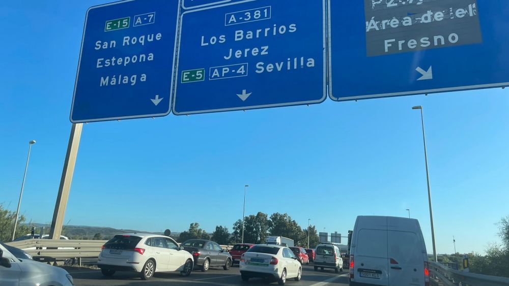Alconchel asegura que el proyecto del Gobierno para la A-7 es "un parche que condena la comarca". FOTO: Retenciones a la altura de Los Barrios. Imagen de archivo.