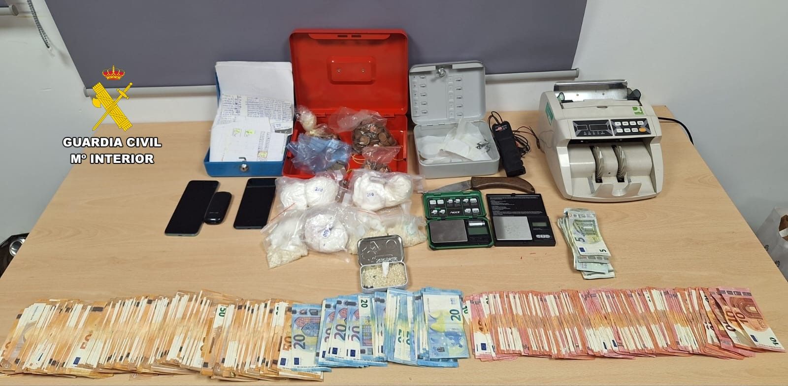 Material intervenido en el punto de venta de droga de Tarifa.