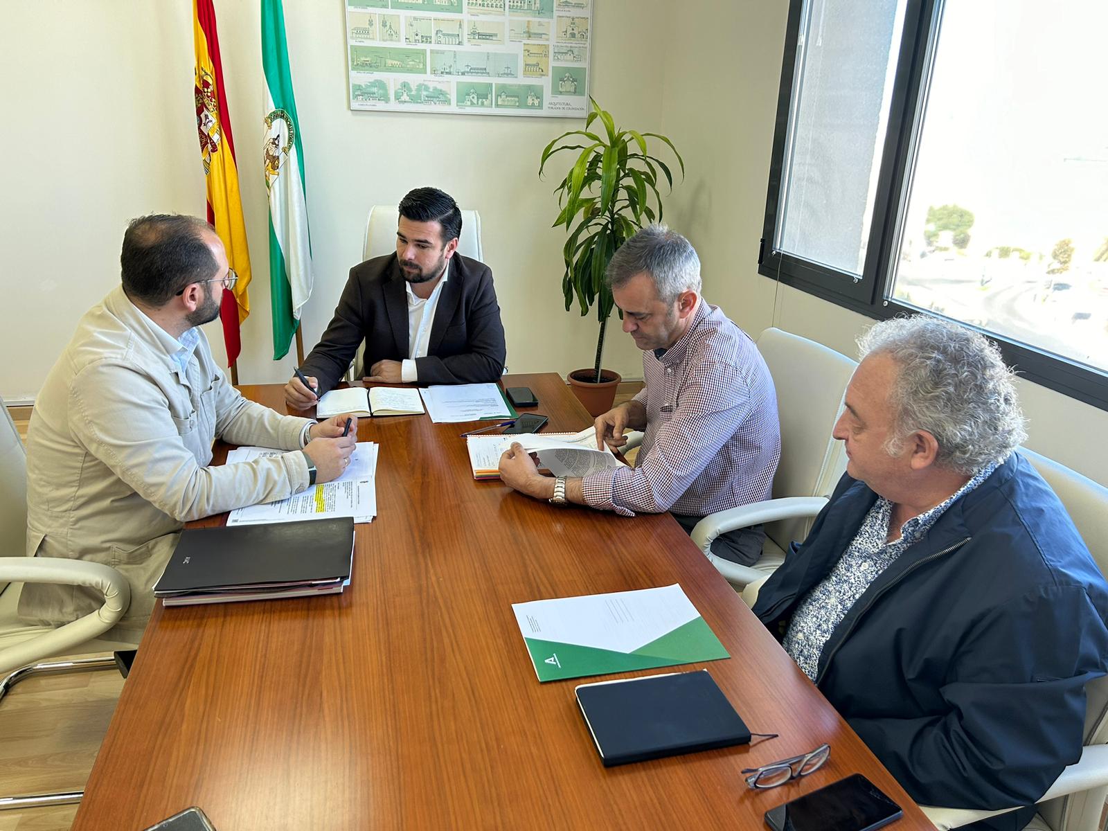 Reunión del alcalde de Castellar de la Frontera, Adrián Vaca, con el delegado territorial de Agricultura, Pesca, Agua y Desarrollo Rural de la Junta de Andalucía, Francisco José Moreno.