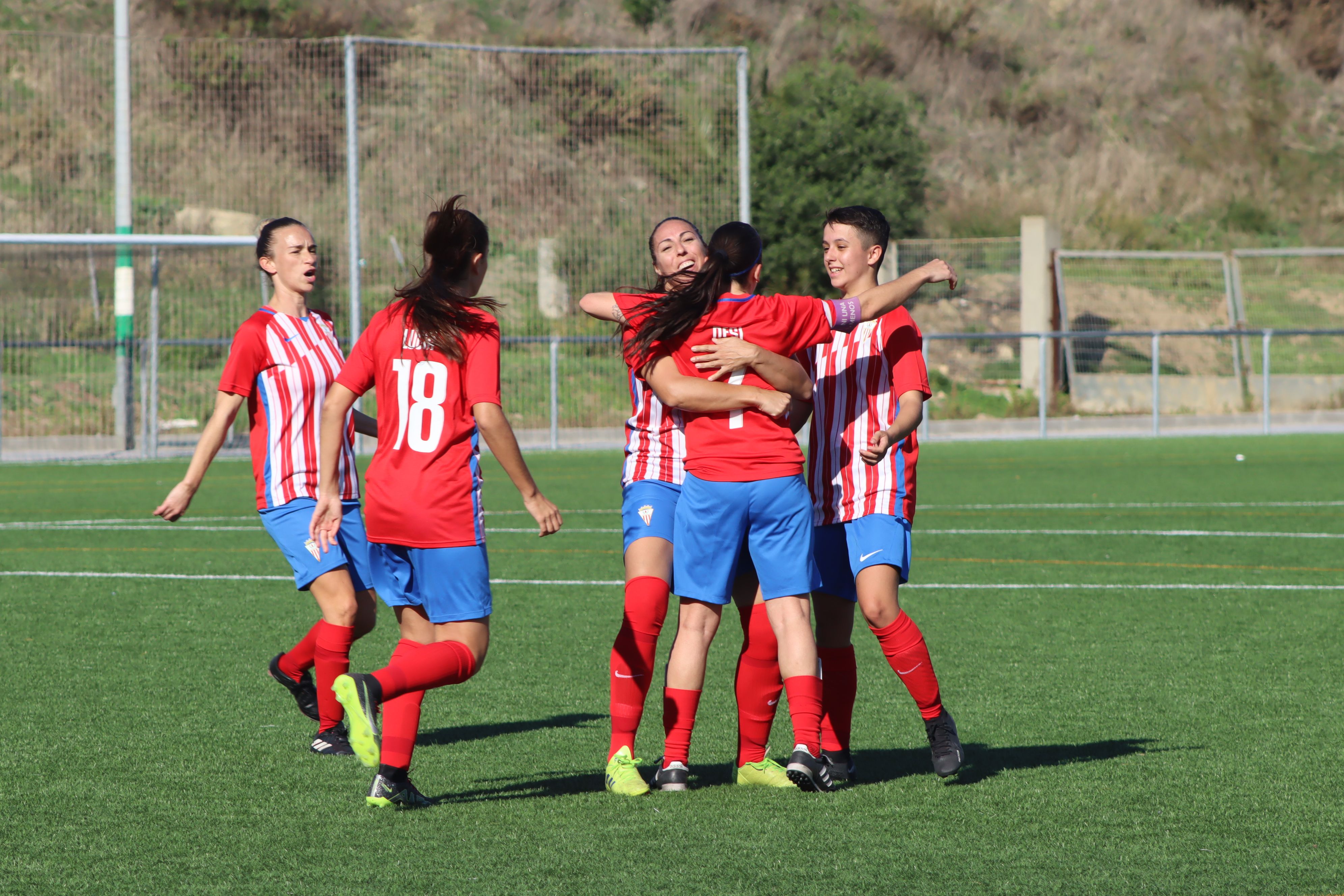 Las jugadoras del Algeciras CF celebran el gol de Desi Macías al Doña Blanca/Foto: Axel S.C.