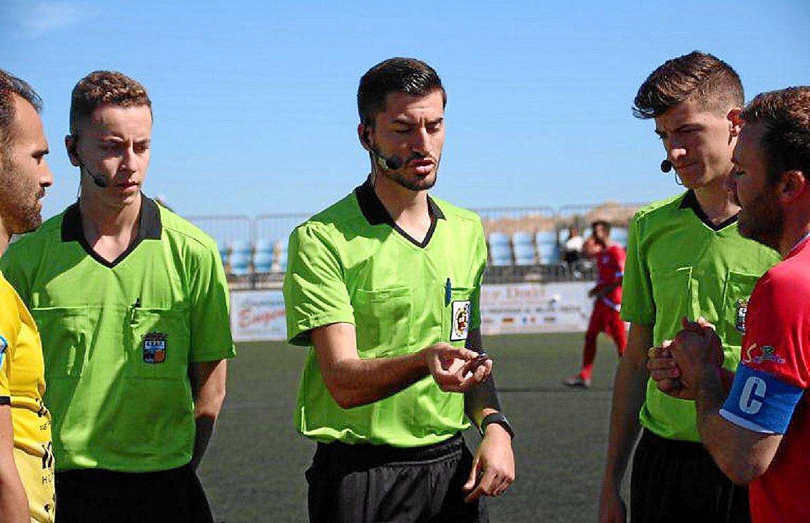 El colegiado mahonés Nil Cubas, pita a la Balona en El Palo