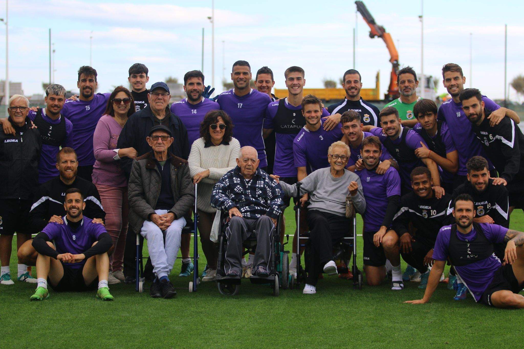 Un grupo de ancianos visita el entrenamiento de la Balona