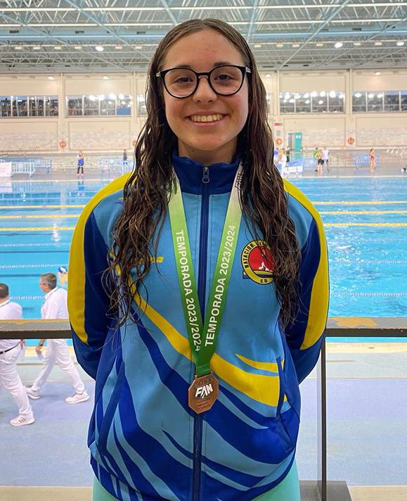 Maria Marin Montes de Oca posa con la medalla de bronce conseguida en el XXXIX Campeonato Andalucía Infantil invierno