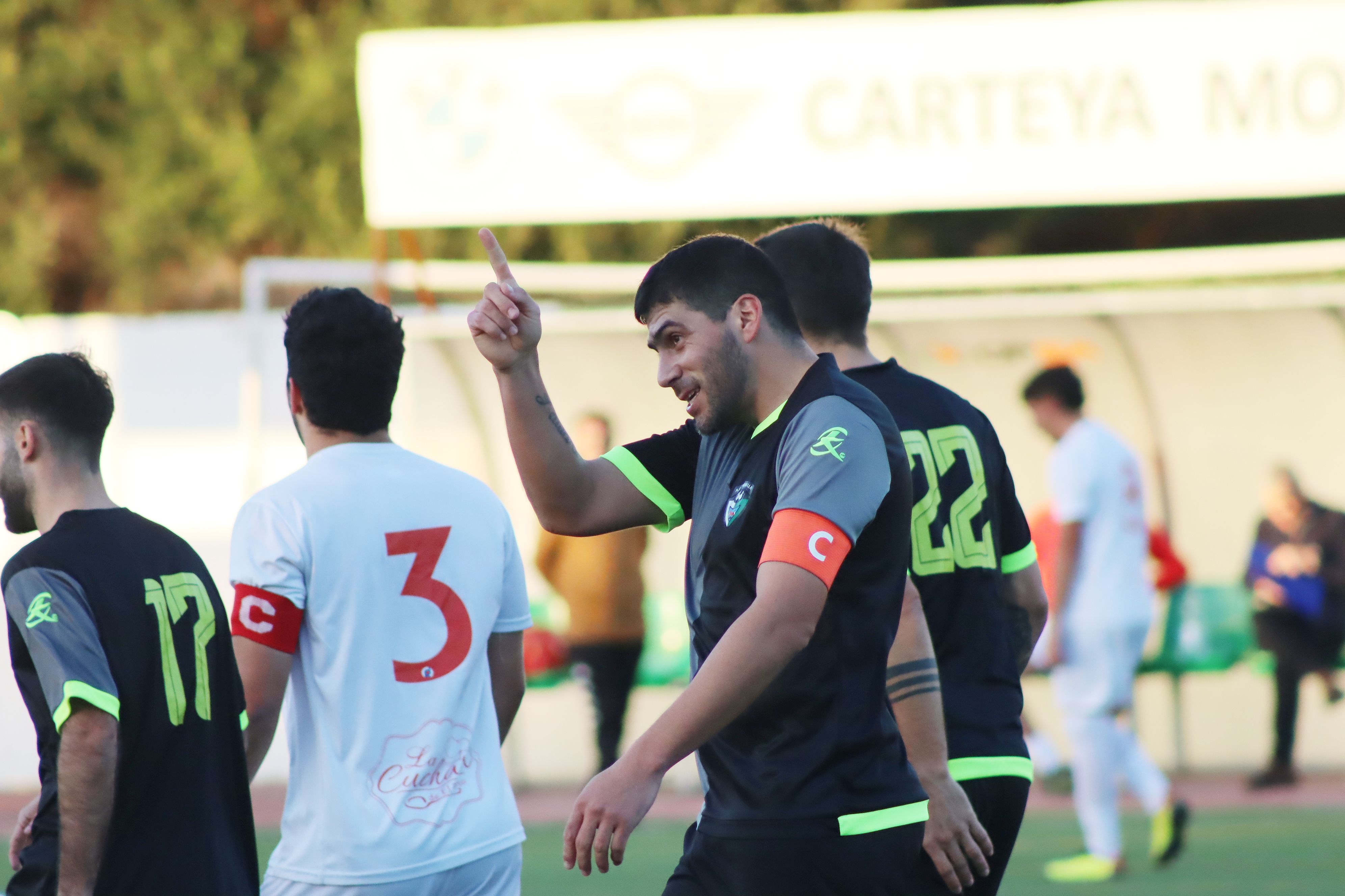 Leo Carboni celebra el primer tanto de la AD Taraguilla al Recreativo Portuense/Foto: Axel S.C.
