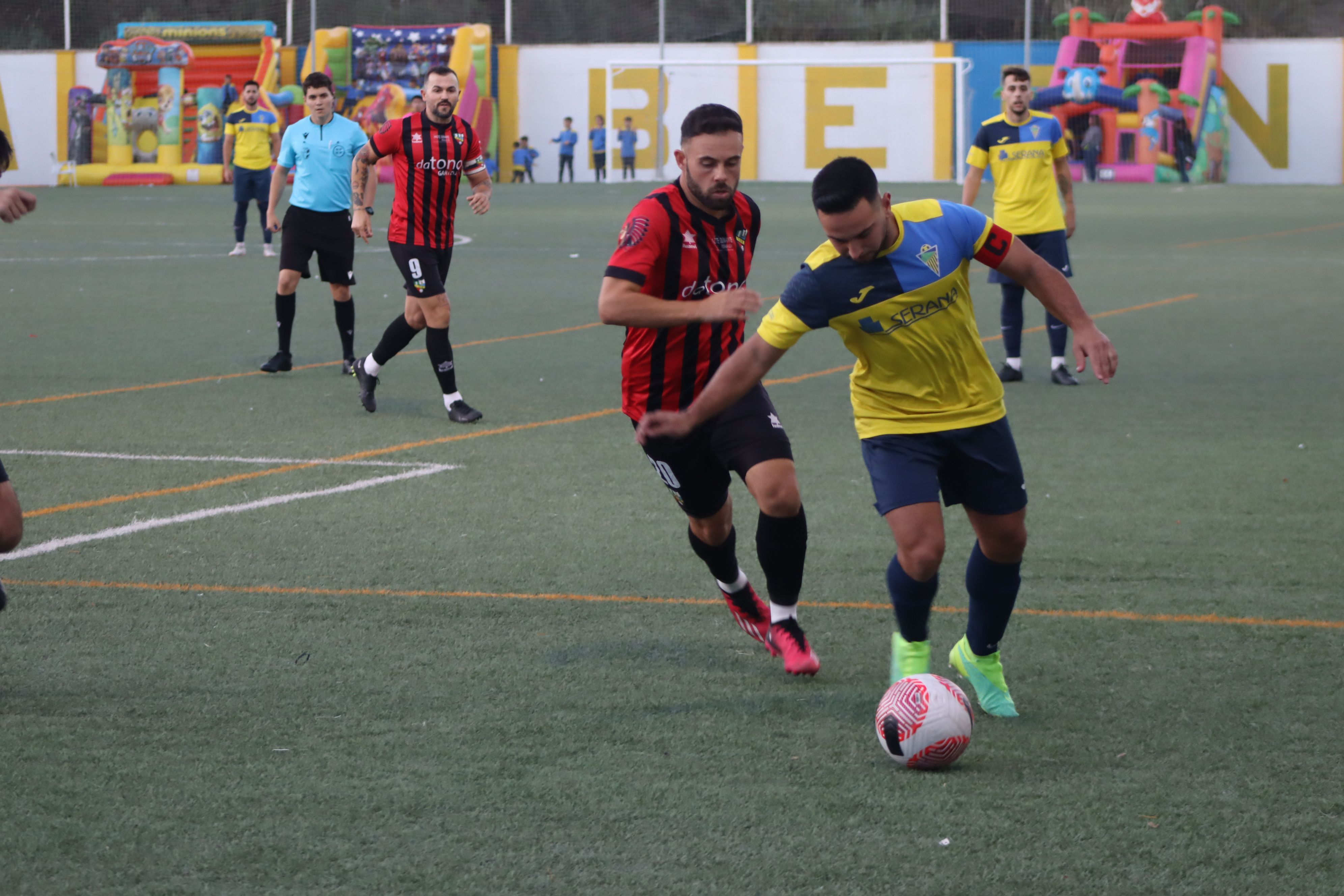 El capitán del CD San Bernardo, Abel, trata de zafarse de Jairo Romero, de la UD Roteña/Foto: Axel S.C.