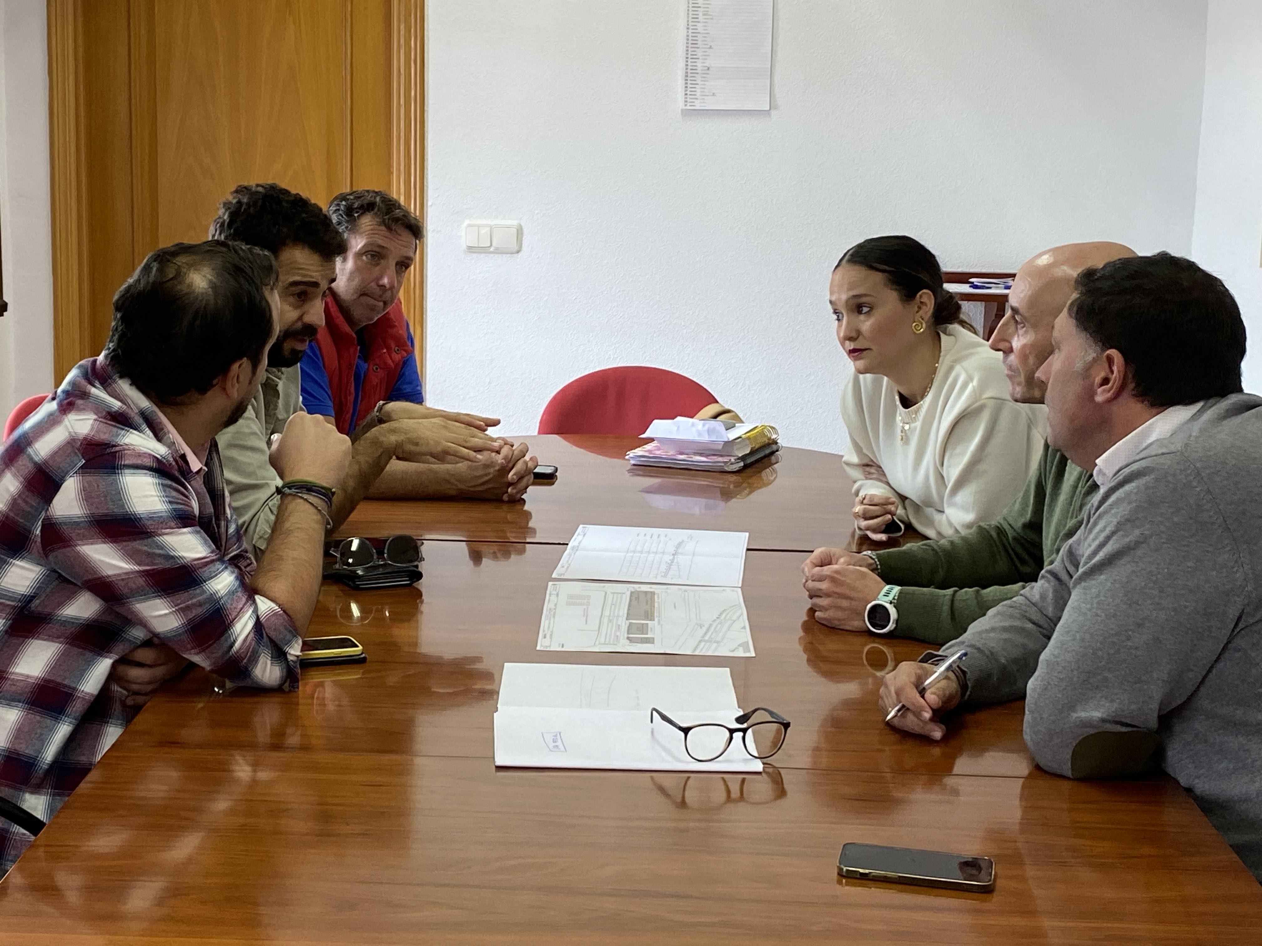 La Federación de Caseteros de Los Barrios conoce el proyecto para renovar el recinto ferial 
