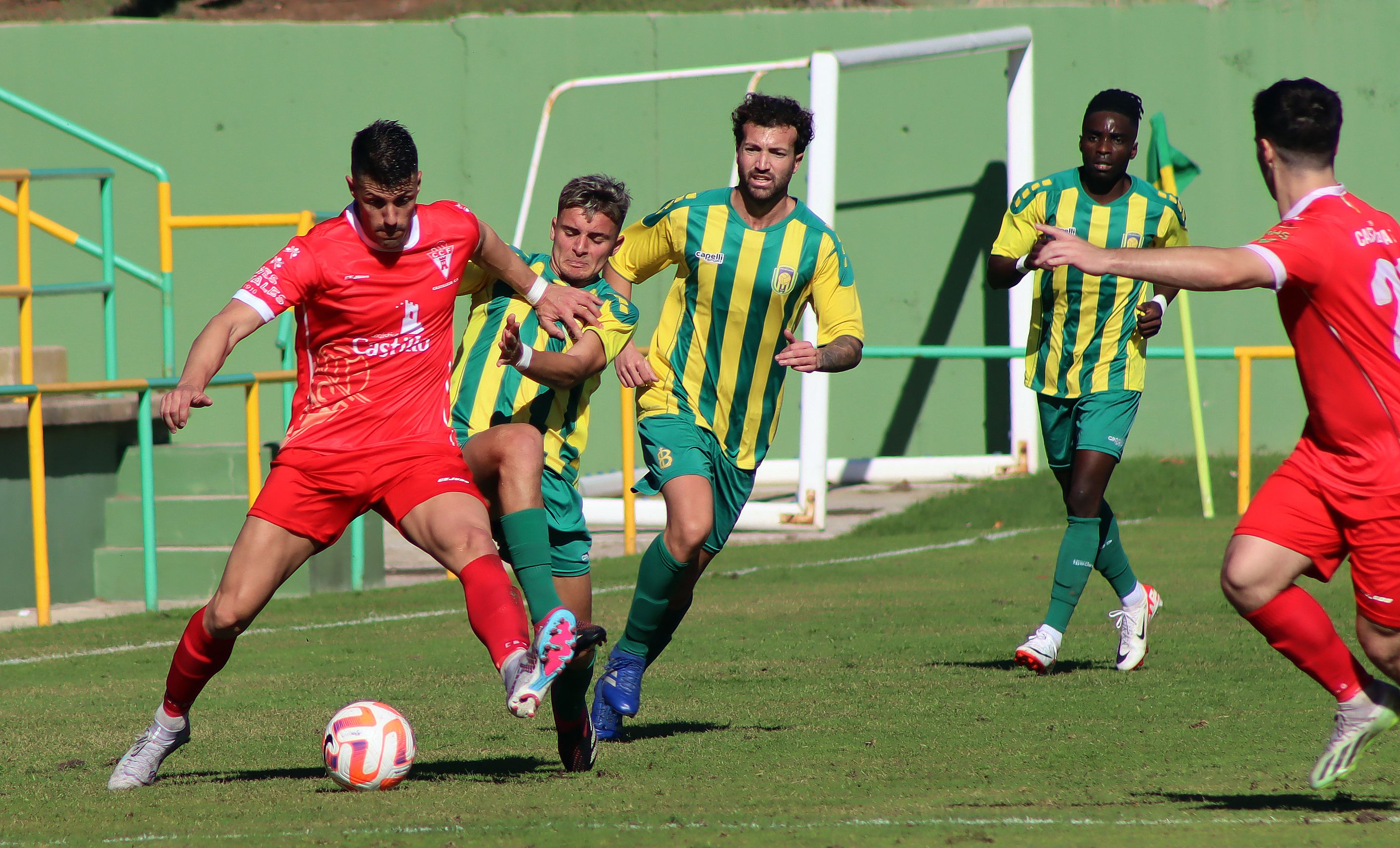Miguel Ángel Campaña trata de robar el balón a Cristian Toro, del Castilleja CF ante la mirada de Legupín y Michael Andoh/Foto: Axel S.C.
