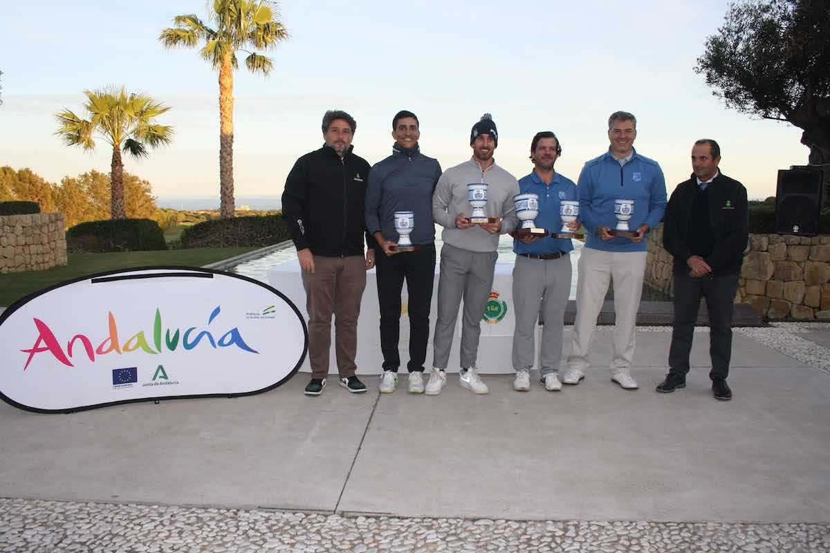 Los onubenses del Club de Golf Bellavista posan con sus trofeos como campeones de Andalucía en La Hacienda Alcaidesa Links