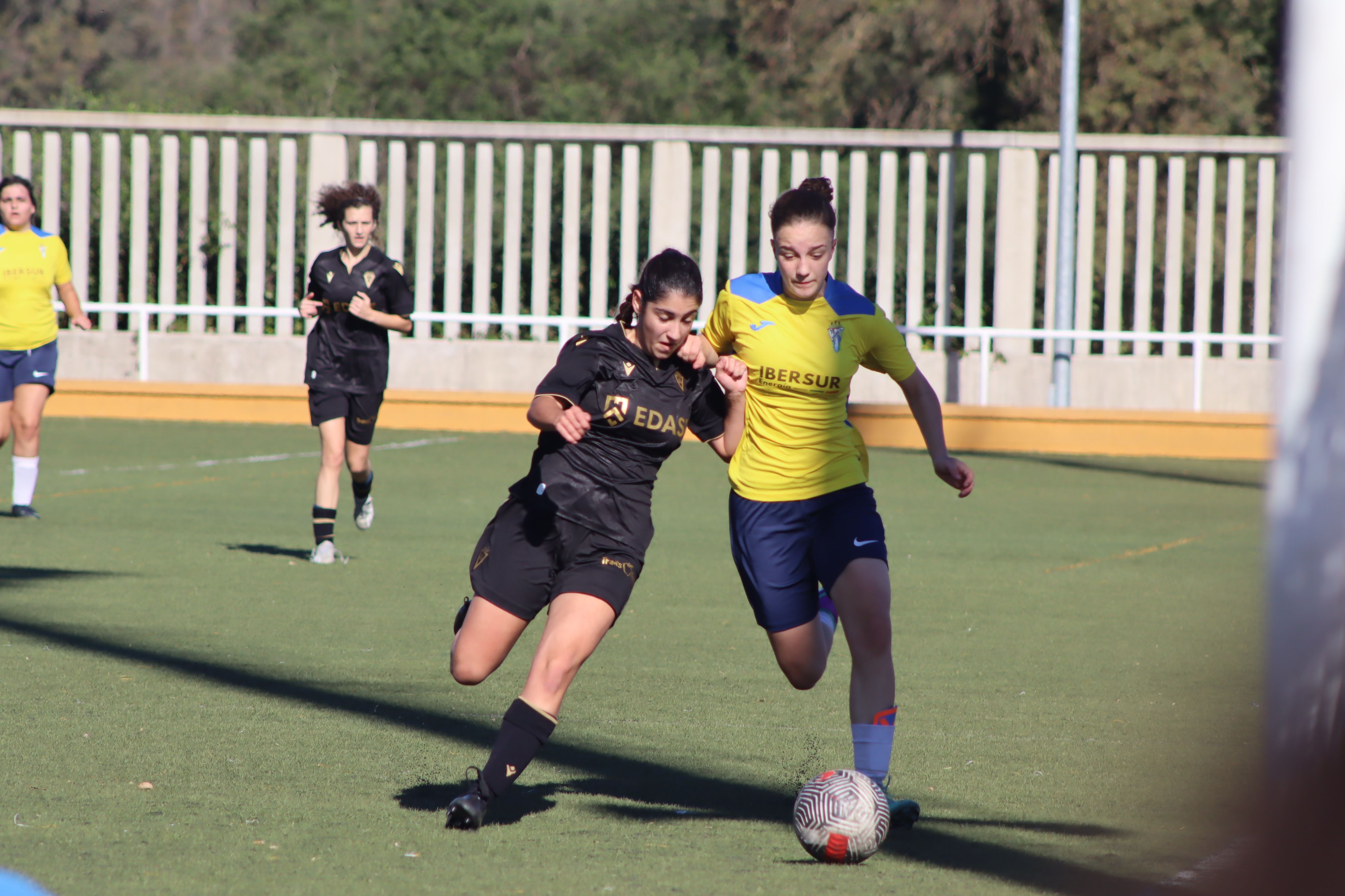 Jimena Caldelas trata de avanzar con el balón ante una jugadora del Cádiz B/Foto: Axel S.C.