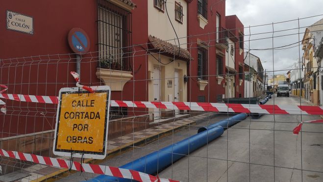 Obras de saneamiento en la calle Colón. Foto: Sandra Domínguez.
