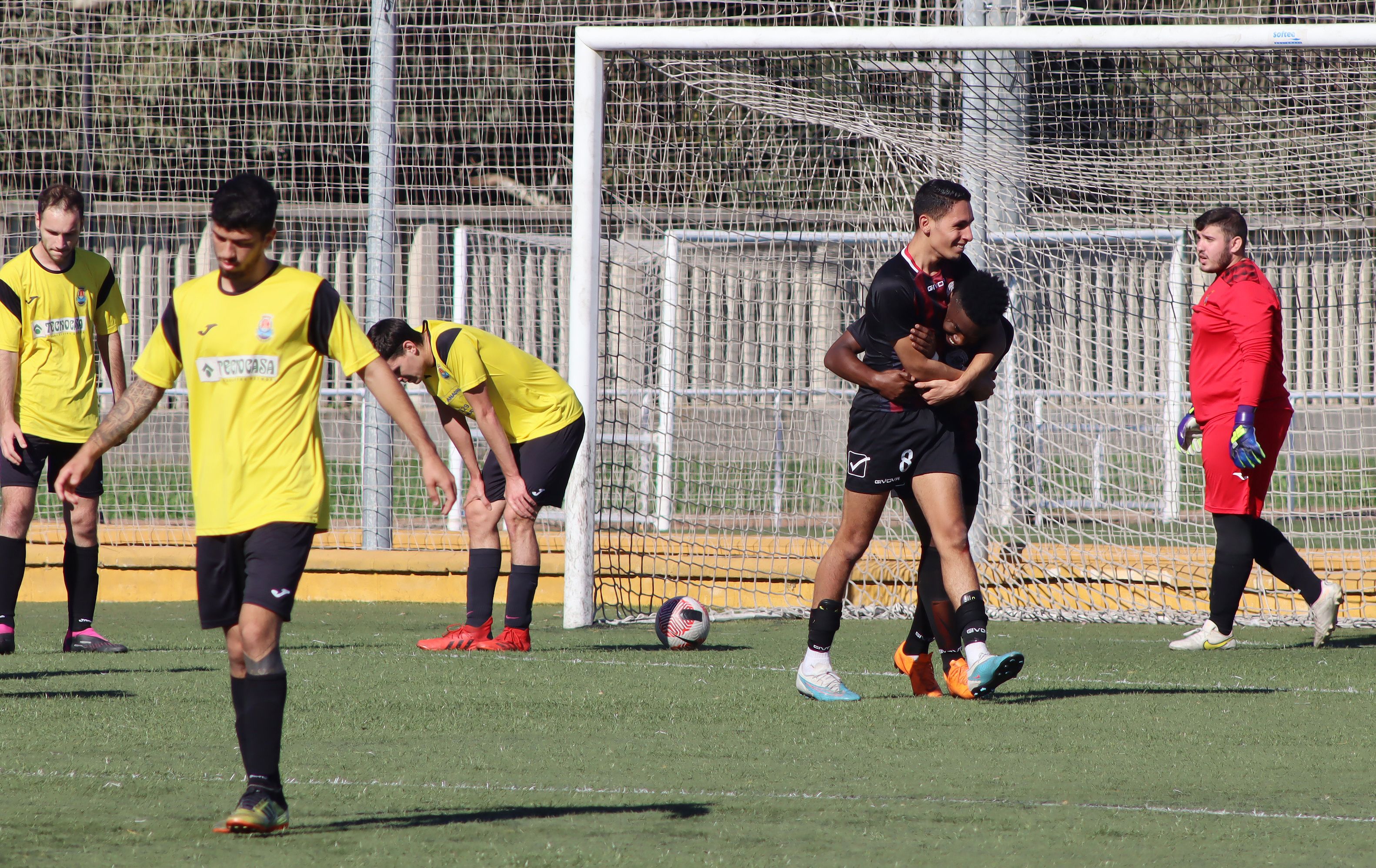 Los jugadores del CD La Rock Puente FC, Oualid y Washington, celebran el 0-2 ante el Recreativo Bahía/Foto: Axel S.C.