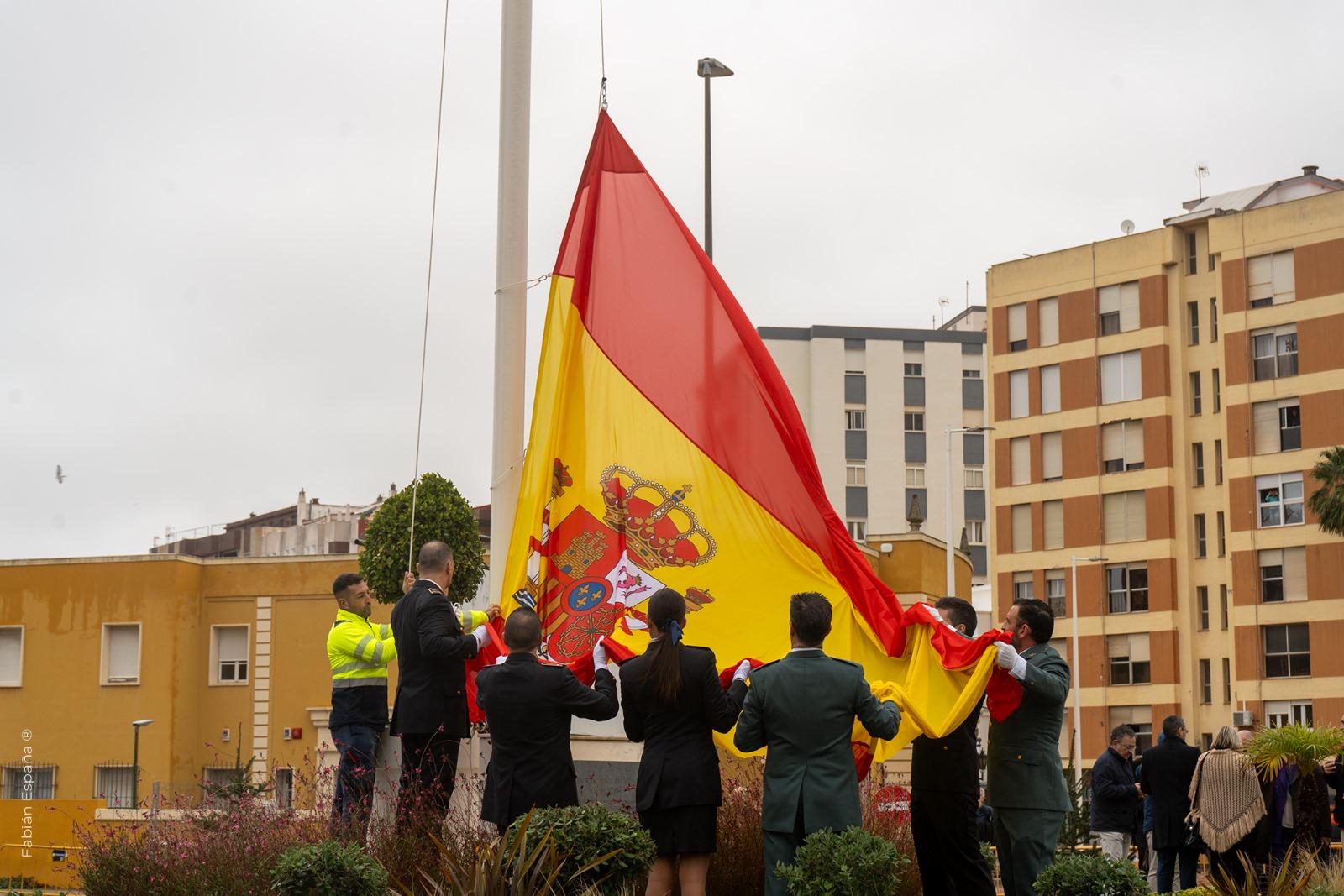 La Línea celebra el Día de la Constitución con la izada de la bandera. Foto: Ayuntamiento de La Línea. 