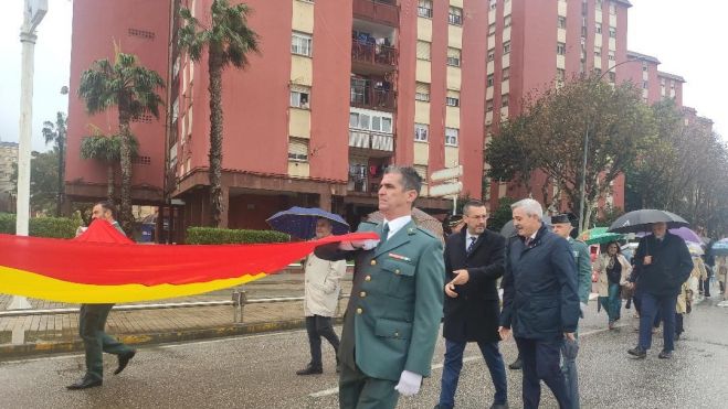 Bandera y representantes públicos, de camino hacia la rotonda de la Plaza de la Constitución. Bandera y representantes públicos, de camino hacia la rotonda de la Plaza de la Constitución.