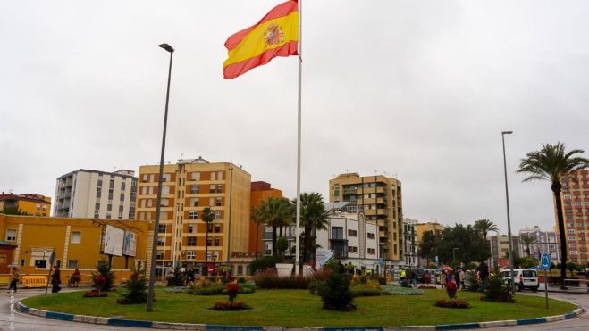 Bandera de España, en la Plaza de la Constitución de La Línea. Bandera de España, en la Plaza de la Constitución de La Línea.
