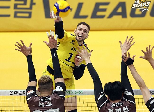 Andrés Villena golpea el balón ante el Ansan OK Financial Group