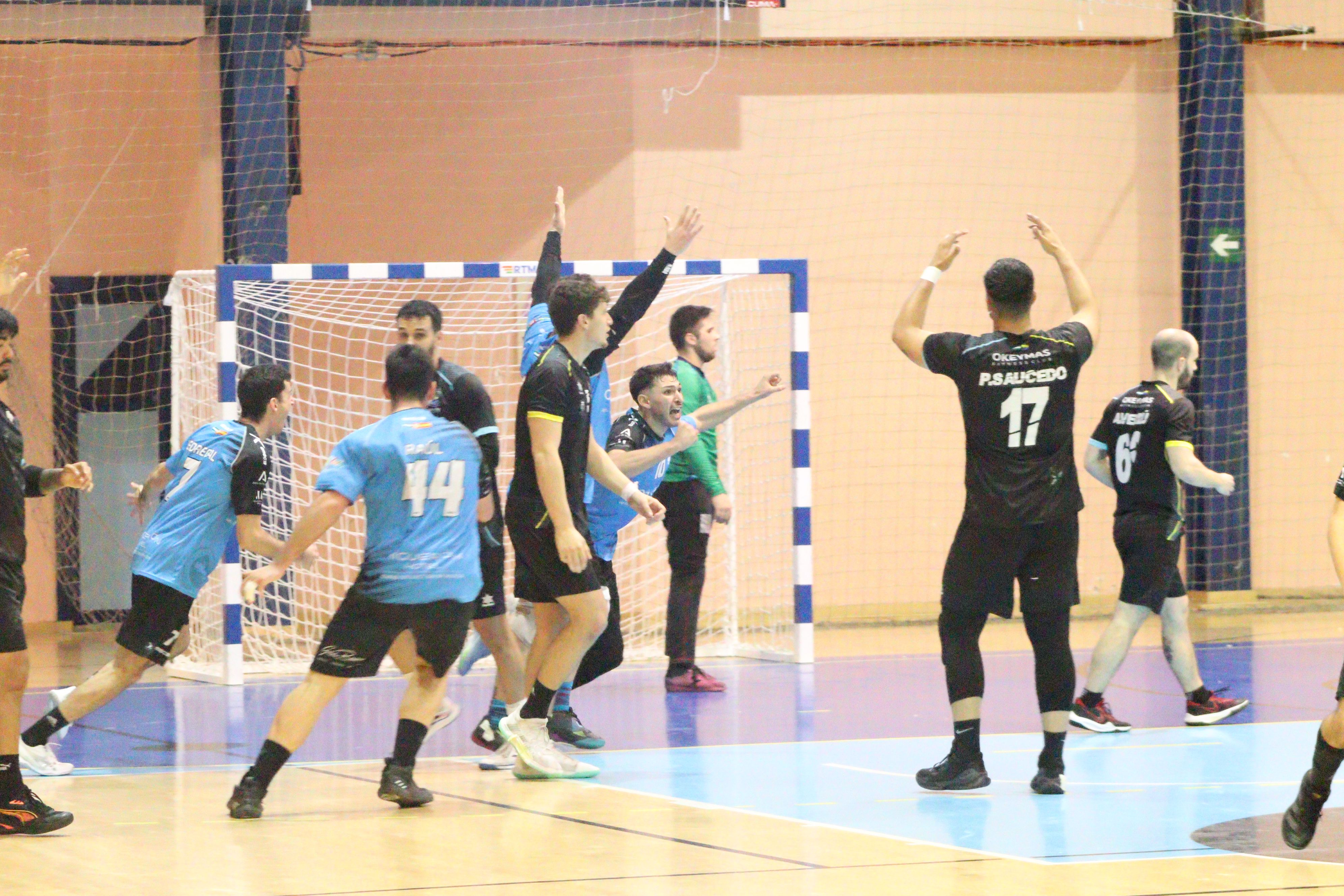 Los jugadores del BM Mijas festejan el tanto del empate ante la desolación algecireña/Foto: Axel S.C.