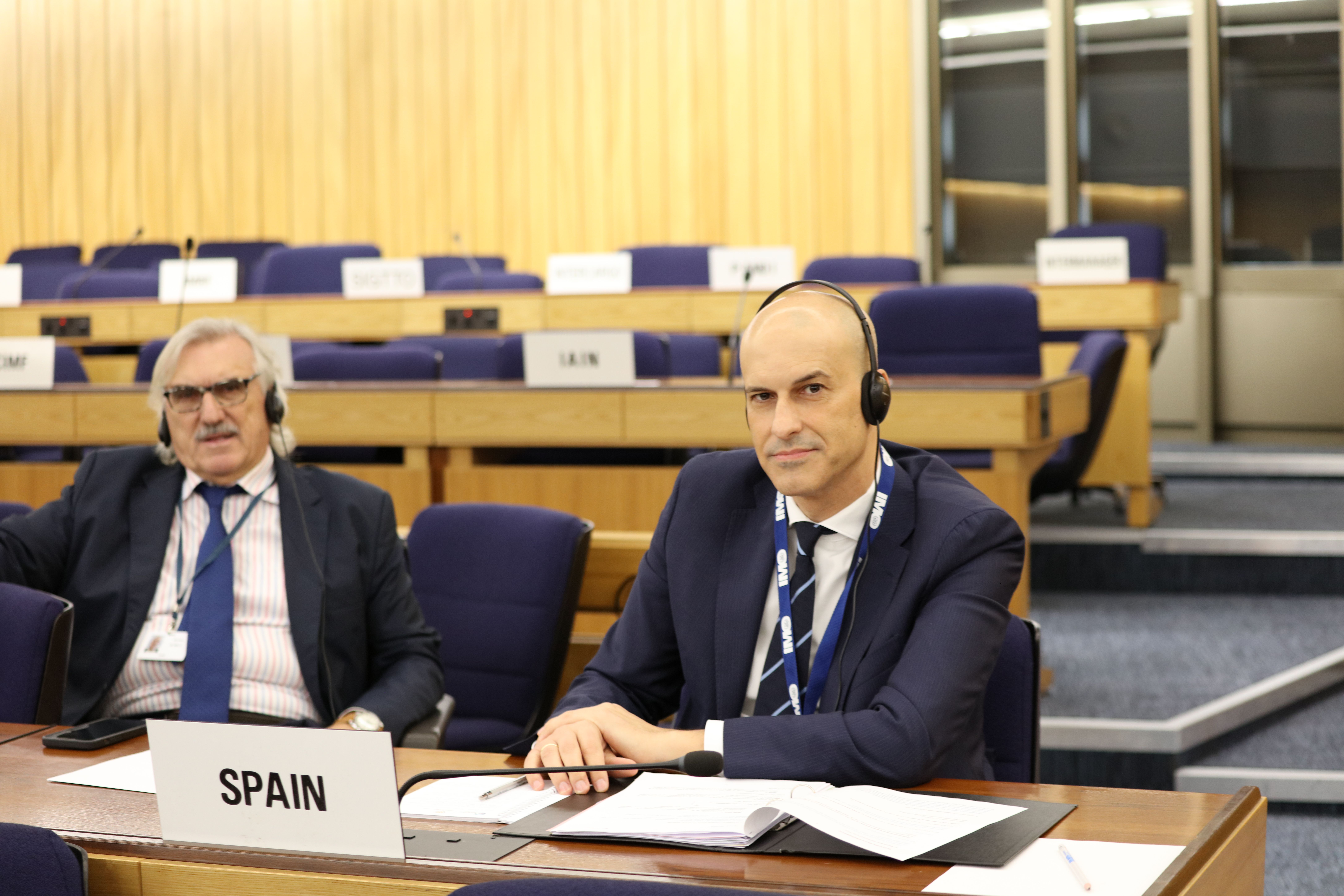 El algecireño Víctor Jiménez, reelegido presidente del Consejo de la Organización Marítima Internacional. Jiménez junto al vicepresidente, Amane Fethallah. Imagen de OMI.