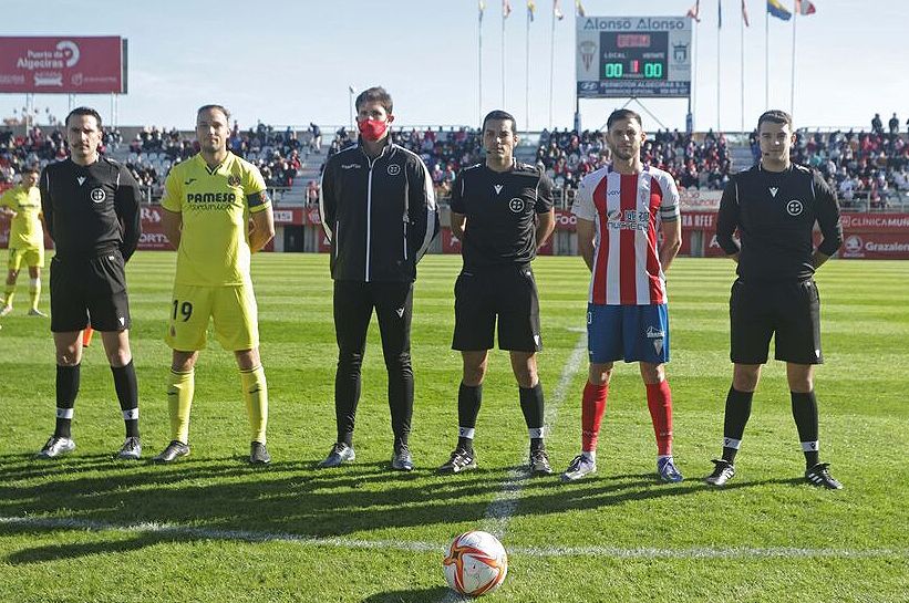 El colegiado gomero Pérez Peraza, con los capitanes de Algeciras CF y Villarreal B/Foto: Juan Carlos Gonzalez Vázquez