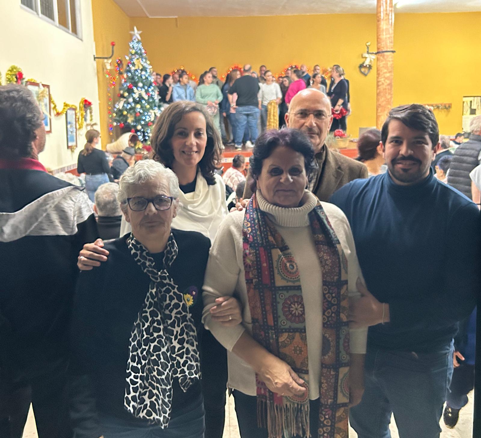 La asociación de vecinos 'La Vía' de La Juliana celebra su tradicional merienda navideña.