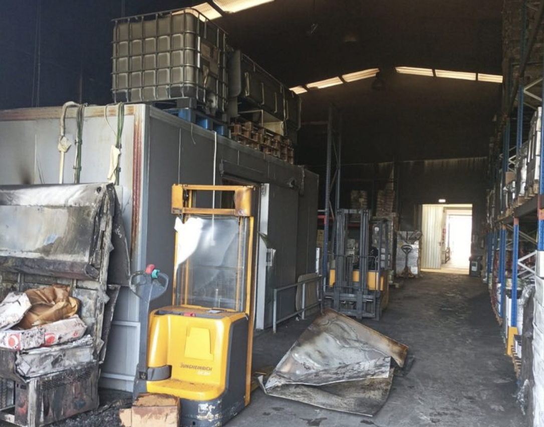 Una nave frigorífica sale ardiendo en Tarifa